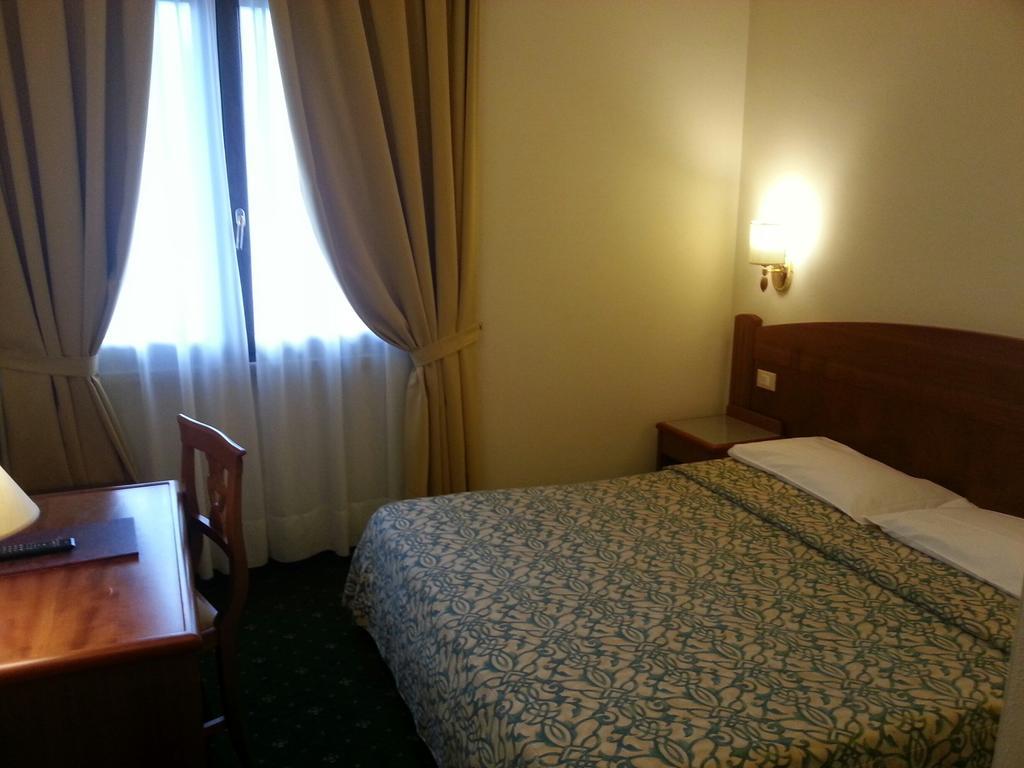 Hotel Smeraldo Lazise Ruang foto